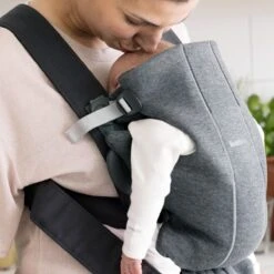 BabyBjörn Mini 3D Jersey Draagzak -Babyproducten Verkoopwinkel babybj rn mini 3d jersey draagzak donkergrijs 3