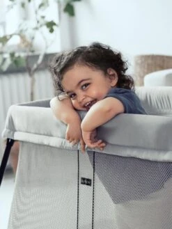 BabyBjörn Reisbedje Light Mesh -Babyproducten Verkoopwinkel babybj rn reisbedje light mesh 4