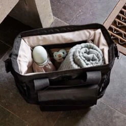 Elodie Details Elodie Luiertas Wide Frame Black 3 Elodie Details Elodie Luiertas Wide Frame Black -Babyproducten Verkoopwinkel elodie details wide frame luiertas changing bag black 4